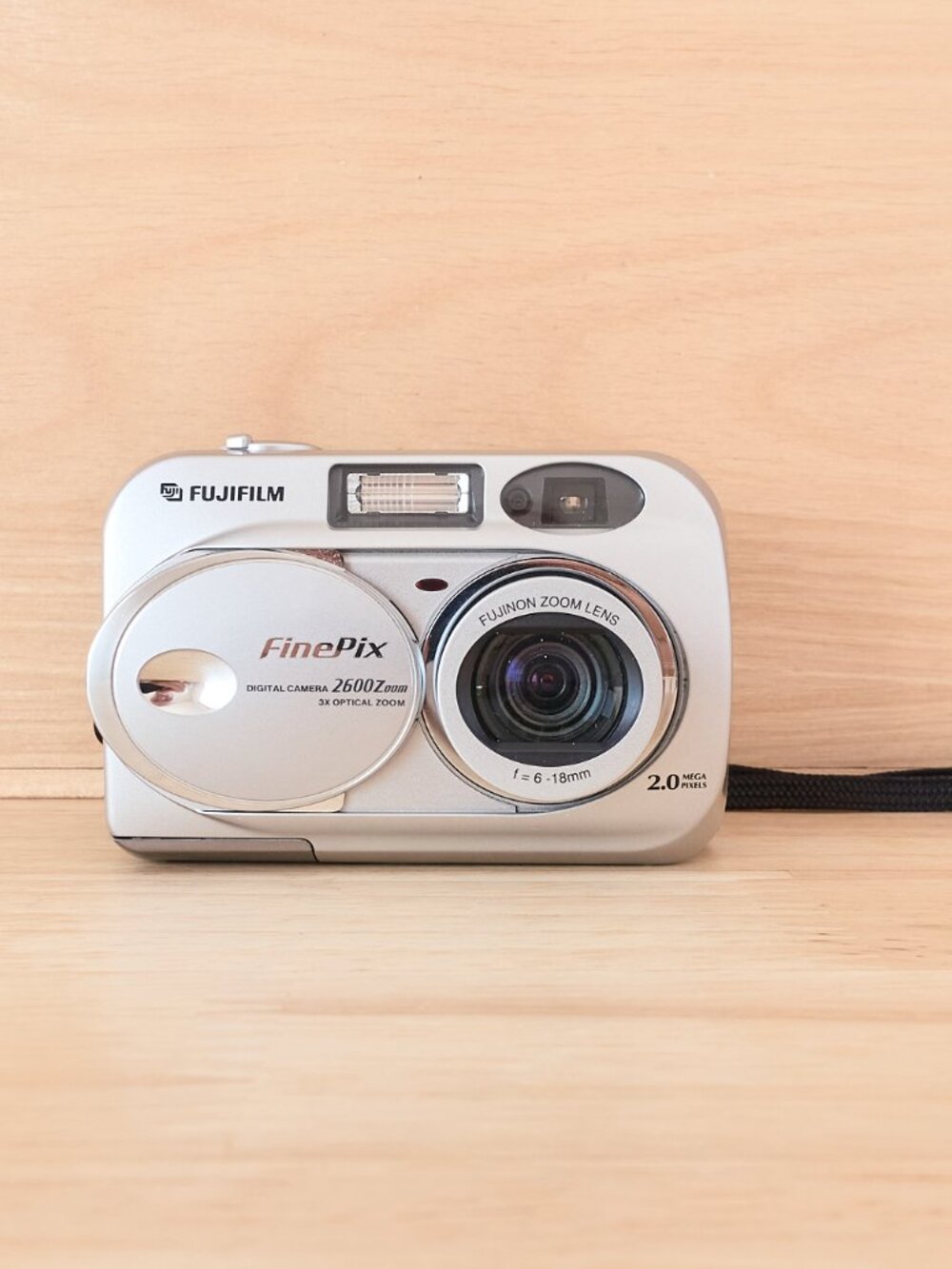 Fujifilm FinePix 2600 Zoom 2MP Digital Camera Silver Japan Tested Working